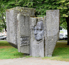 Denkmal für August Jakobson - estnischer Schriftsteller und Kommunist - geb. 1904 in Pärnu, gest. 1963 in Tallinn.