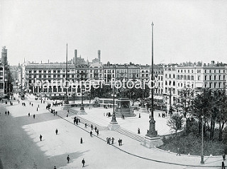 Denkmal Kaiser Wilhelm II. auf dem Hamburger Rathausplatz, Grundsteinlegung 1902; 1930 wurde das Denkmal entfernt und in den Wallanlagen / Ziviljustizgebäude aufgestellt. Im Hintergrund die Kleine Alster und die Alsterarkaden.