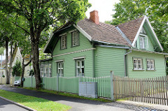 Holzhaus mit mintgrüner Fassade, Holzzaun - Kurgebiet von Pärnu.