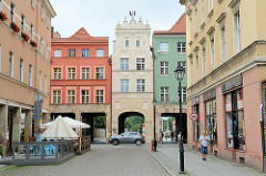 Cäsarbogen in Toruń; Mietshaus aus der ersten Hälfte des 18. Jahrhunderts - Durchbruch 1911, Architekt Carl Cäsar. Durch die Nachbarhäuser wurde 1936 Durchfahrten errichtet.