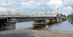 Brücke über den Fluss Pärnu / Pärnu jõgi in der Stadt Pärnu, Estland - Tallinner Straße.