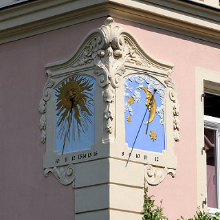 Eck-Sonnenuhr; Darstellung goldene Sonne / Mond; Haus Rote Presse im Spaargebirge an der Elbe bei Meißen