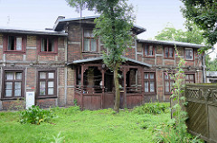 Wohnhaus in Fachwerkkonstruktion - Eingang, Windfang mit Holzverkleidung, Schnitzereien - Architekturbilder aus Toruń.