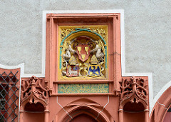 Wappen des Melchior von Meckau - Ein Engel in der Mitte hält zwei Wappenschilde. Melchior von Meckau war um 1490 als Domprobst von Meißen und Fürstbischof von Brixen sowie Anteilseigner an Fugger-Geschäften einer der reichsten Männer der damal