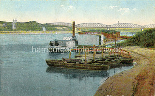 Altes Foto von der Weichsel bei Thorn - auf Ruderbooten schwimmende Wasserbrücke - Arbeitsboote am Weichselufer - im Hntergrund die Eisenbahnbrücke über den Fluss.