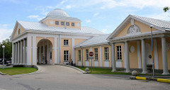 In Pärnu wurde 1838 das erste städtische Kurbad eröffnet; das historische Kurhaus / Kursaal wurde im Stil der Kurarchitektur 1893 errichtet.