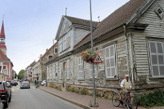 Innenstadt / Altstadt von Pärnu - typische Holzarchitketur mit abblätternde Fassadenfarbe; leerstehendes Gebäude mit Fensterimitaten; Kuninga - Pärnu.