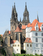 Blick über die Elbe zum Burgberg der Albrechtsburg in Meißen - spätgotisches Architekturdenkmal, einer der ersten Schlossbauten in Deutschland; errichtet 931. Dahinter der St. Johannis und St. Donatus Dom, Baubeginn um 1260 - gotische Hallenkir