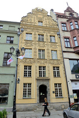 Mietshaus unter dem Stern, Bürgerhaus mit spätbarocker Fassade; ursprünglich im 13. Jahrhundert erbaut - Umbau im 16. Jahrhundert; rynek Staromiejski in Toruń.