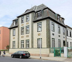 Wohnhaus mit Keramikfassade in der Brauhausstraße von Meißen-Cölln.