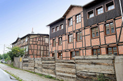 Restauriertes / neuerrichtetes Fachwerkgebäude, Wohnhaus - symmetrisch zum alten Nebengebäude;  Straße Piaskowa, Toruń.