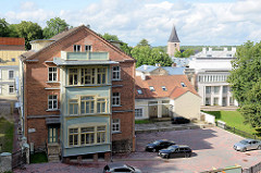 Blick zu Häusern an der Schlossstrass / Lossi in Tartu.