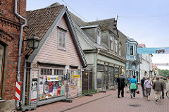 Fussgängerzone, Geschäftsstrasse Rüütli in Pärnu - unterschiedliche Architekturformen nebeneinander.