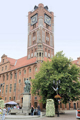 Altstädtisches Rathaus von Toruń - Backsteingotik des 13. Jahrhunderts, Umbau im 18. Jhd. / 19. Jhd. Im Vordergrund das Kopernikus Denkmal / Bronzeskulptur.