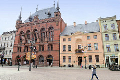 Alter Marktplatz von Toruń - Gebäude lks. Artushof; Ursprungsgebäude aus dem 14. Jahrhundert - jetziges aus dem späten 19. Jahrundert - Baustil Neorenaissance, eingeweiht 1891.