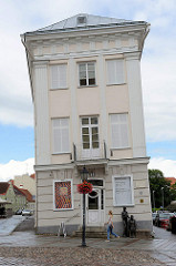 Haus der Großen Gilde in Tartu - Rathausplatz; wg. Grundwasserabsenkung abgesackt, jetzt Nutzung als Kunstmuseum.