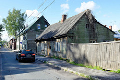 Häuserzeile, Straßenbebauung - Holzhäuser;  Architektur im Baltikum, Tartu.