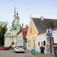 Historische Wohnhäuser in der Uus  / Pärnu - im Hintergrund die orthodoxe Katharinenkirche, erbaut 1768.
