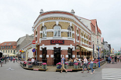 Eckgebäude mit runder Ziegelfassade - Cafe Georg, Rüütli in Pärnu / Fussgängerzone.
