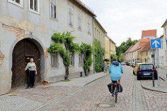Denkmalgeschützte Wohnhäuser in der Elbstraße von Belgern - erbaut um 1800; historische Architektur.