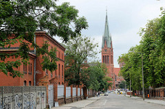 Blick durch die Straße Inżyniera Architekta Kazimierza Gregorkiewicza zur neugotischen Garnisonskirche St. Katharinen in Toruń.