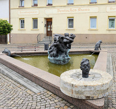 Schildbürgerbrunnen in Schildau; Bildhauer Torsten Freche.