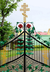 Schmiedeeisernes Tor der Christi Verklärungskirche der Orthodoxen Kirche von Estland in Pärnu; Jugendstilranken mit roten Blüten, goldenes russisches Kreuz - Orthodoxes Kreuz, Byzantinisches Kreuz