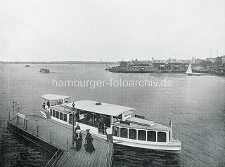 Altes Hamburg-Foto von der Aussenalster - ein Alsterdampfer hält an der Anlegestelle Lombardsbrücke; im Hintergrund das Restaurant / Badeanstalt Alsterlust und Häuser vom Hamburger Stadtteil St. Georg.