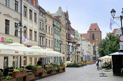 Fussgängerzone, Einkaufsstraße Chełmińska in Toruń - im Hintergrund der gotische Dom St. Johannes.