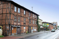 Alte Fachwerkgebäude mit Ziegelfüllung - leerstehende Geschäfte in der Straße Podgórna von Torun.