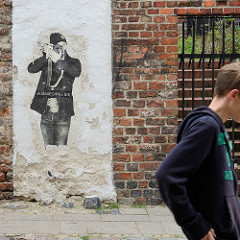 Wandbild auf alter Backsteinmauer in Toruń - Fotograf mit Kamera; # uśmiechnij się = lächle !