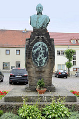 Gneisenau Büste / Denkmal in Schildau; Neidhardt von Gneisenau - preußischer Generalfeldmarschall und Heeresreformer - wurde 1760 in Schildau geboren.