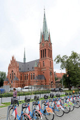 Neugotische St. Katharinenkirche, preussische Garnisionskirche in Toruń - erbaut 1897, Architekt Ferdinand Schönhals. Station für Fahrradverleih im Vordergrund