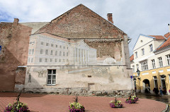Hausfassade - Ziegelfassade mit Wandmalerei - historisches Bild von Tartu, Universitätsgebäude mit Kutsche.