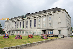 Verwaltungsgebäude / Bankhaus SEB in Pärnu - blühende Blumen.