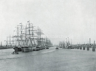 Mastenwald der Frachtsegler im Hamburger Segelschiffhafen - Kleiner Grasbook.