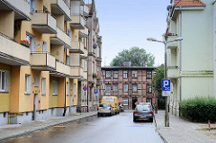 Wohngebiet inToruń, schlichte Wohnblocks mit Balkon - historisches mehrstöckiges Fachwerkhaus.