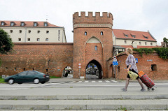 Historische Stadtbefestigung von Toruń - Stadtmauer mit Stadttor / Brückentor, Brama Mostowa.