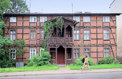 Zweistöckiges Fachwerkgebäude / Wohnhaus mit Holzbalkon, Ziergiebel und Windfang, Grudziadzka in Toruń.