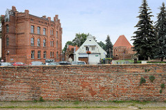 Alte Ziegelmauer  - Backstein / Industriearchitektur; re. im Hintergrund Teile der Burgruine der Ordensburg von Thorn.