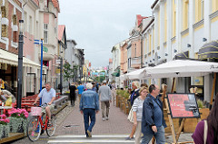 Fussgänger*Innenzone mit Aussengastronomie - Geschäftsstrasse Rüütli in Pärnu.