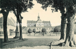 Historische Ansicht vom Marktplatz und Rathaus in Belgern; errichtet 1578 als Renaissancebau. Lks. die Postdistanzsäule / Postmeilensäule - verkehrshistorisches Denkmal.