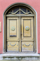 Holzdoppeltür, Eingang mit farblich abgesetzten Schnitzereien - Architekturform Historismus; Wohnhaus in Pärnu, Estonia.