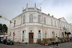 Geschäftshaus, Restaurant im Baustil der Gründerzeit - Säulenbrüstung auf dem Dach; Rüütli / Pärnu.