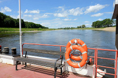 Flußüberquerung / Elbüberquerung mit der Elbfähre Belgern - Autofähre / Personenfähre über die Elbe zwischen Belgern und Tauschwitz. Gierseilfähre, Gierfähre - an langen Drahtseil hängende Fährverbindung, die zur Fortbewegung die Strömung des Flu