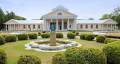 In Pärnu wurde 1838 das erste städtische Kurbad eröffnet; das historische Kurhaus / Kursaal wurde im Stil der Kurarchitektur 1893 errichtet.