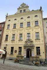 Dąmbski-Palast in Toruń - barocke Familien-Residenz, erbaut Ende des 17. Jahrunderts. Ab 1815 Hotelnutzung, 1870 von der preussischen Armee als Ofizierskasino verwendet - 1920 Sitz der Staatspolizei.