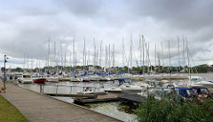 Marina, Sportboothafen mit Motorbooten und Segelbooten in Pärnu.
