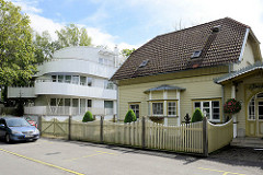 Wohnhäuser im Kurgebiet von Pärnu - moderne Architektur, halbrundes Gebäude mit umlaufenden Balkons - historische Holzarchitektur, Gästehaus.
