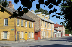 Architektur im Baltikum, Wohnhäuser in Tartu, Estland - Straße Puiestee.